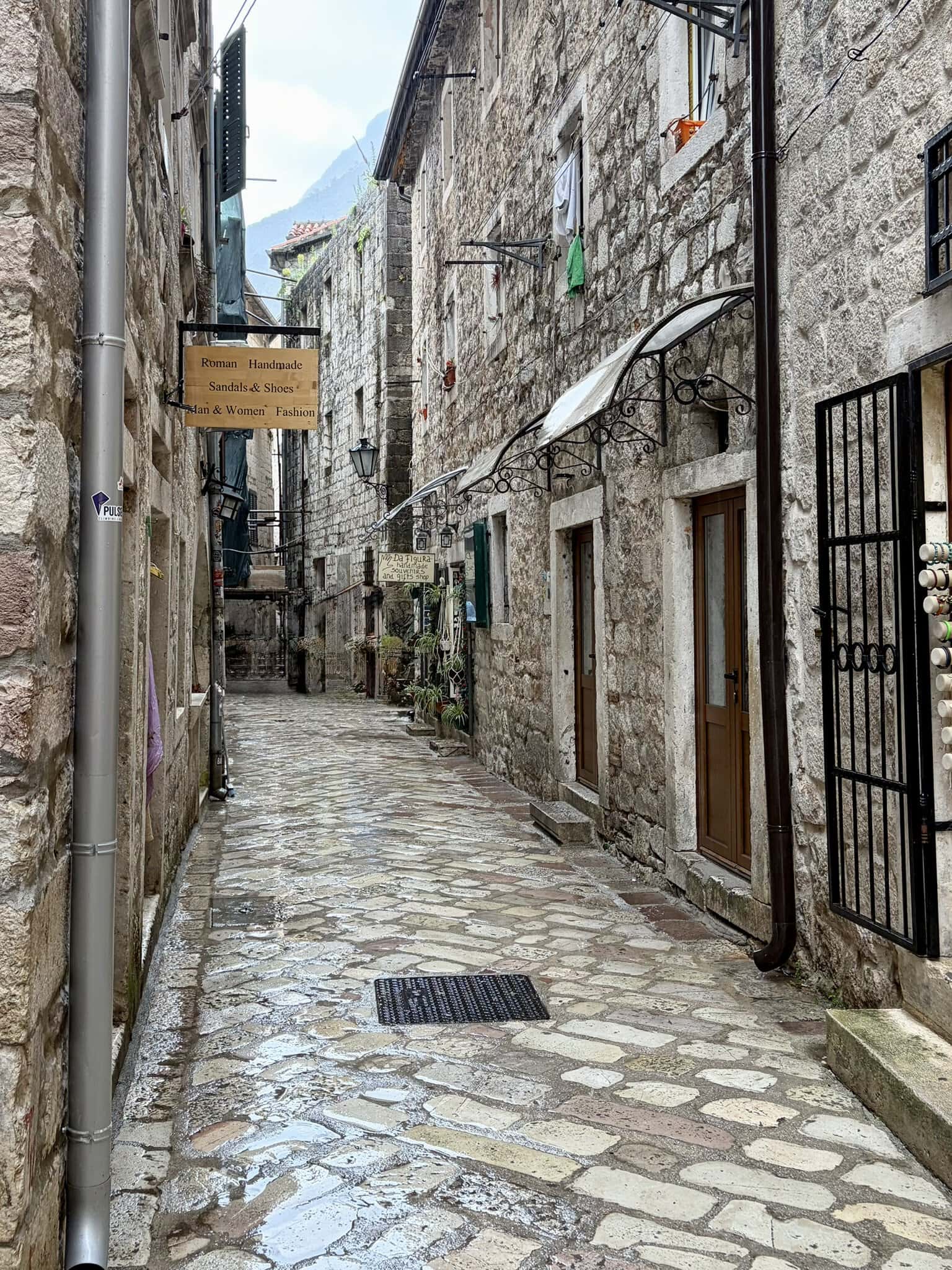 roadtrip-balkan-gasse-in-altstadt-europa-küstenroute