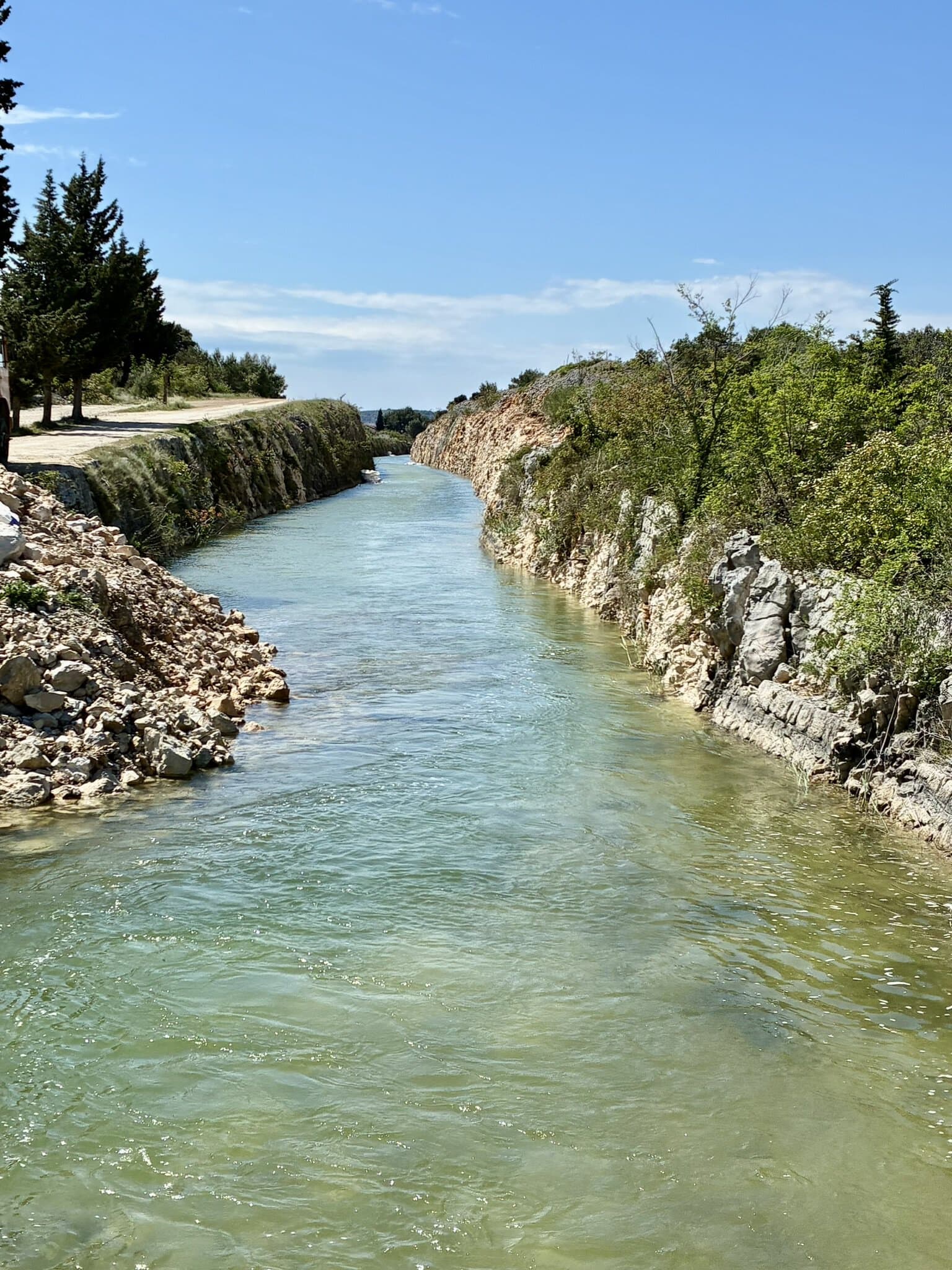 europa-roadtrip-flussbett-balkan-küstenroute