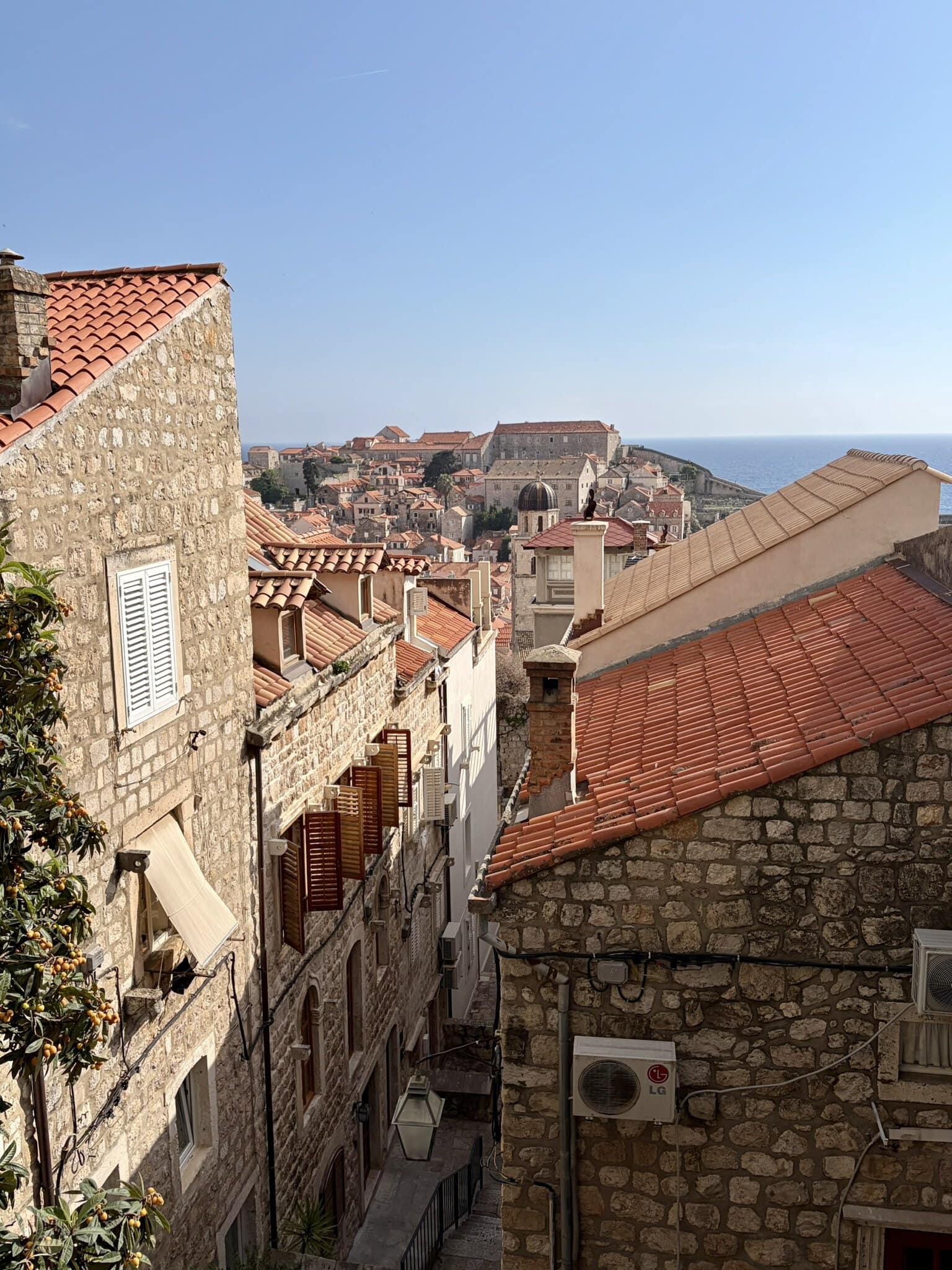 steinhäuser-dächer-europa-roadtrip-balkan-küstenroute