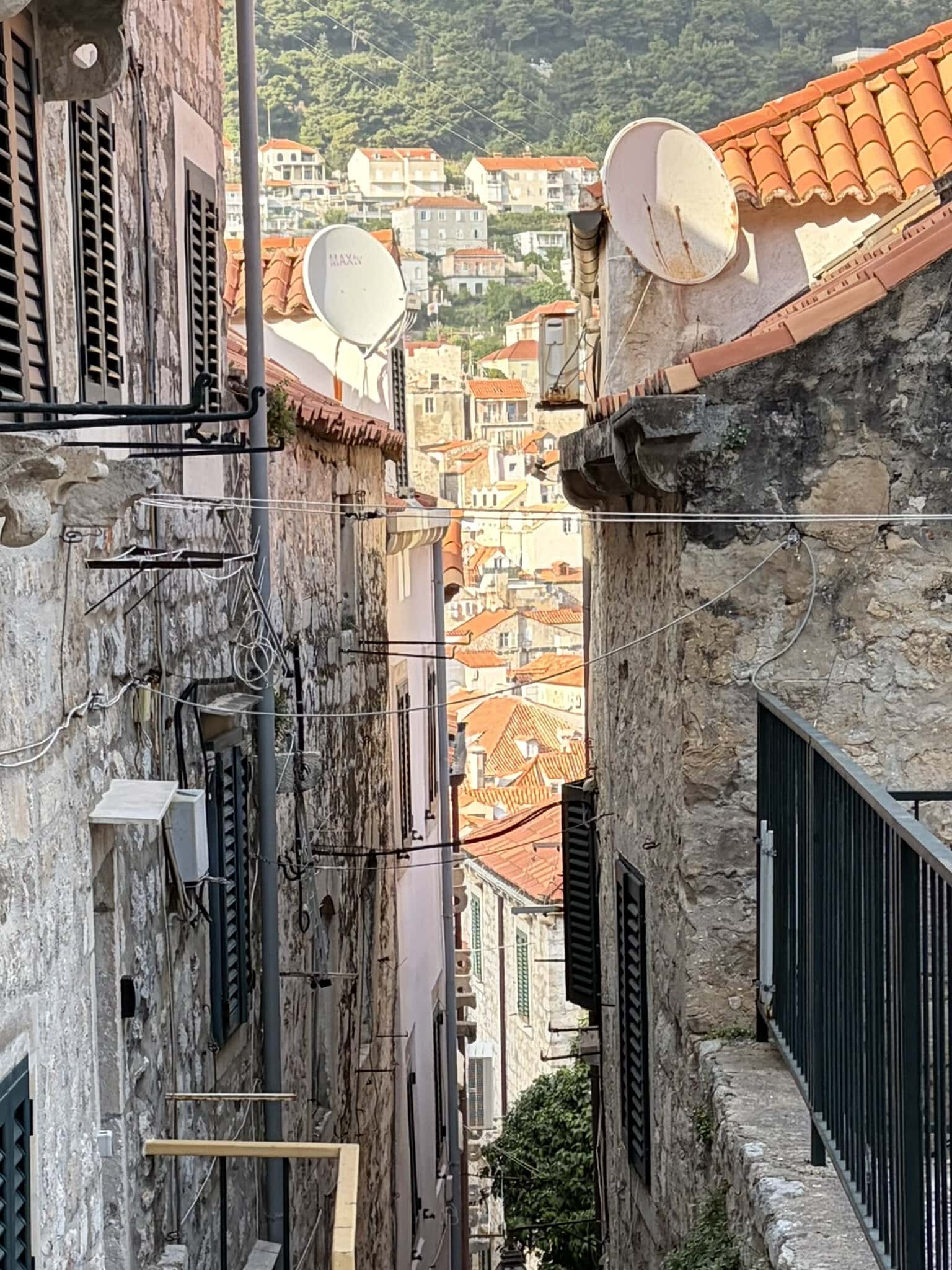 küstenroute-europa-altstadtgasse-roadtrip-balkan