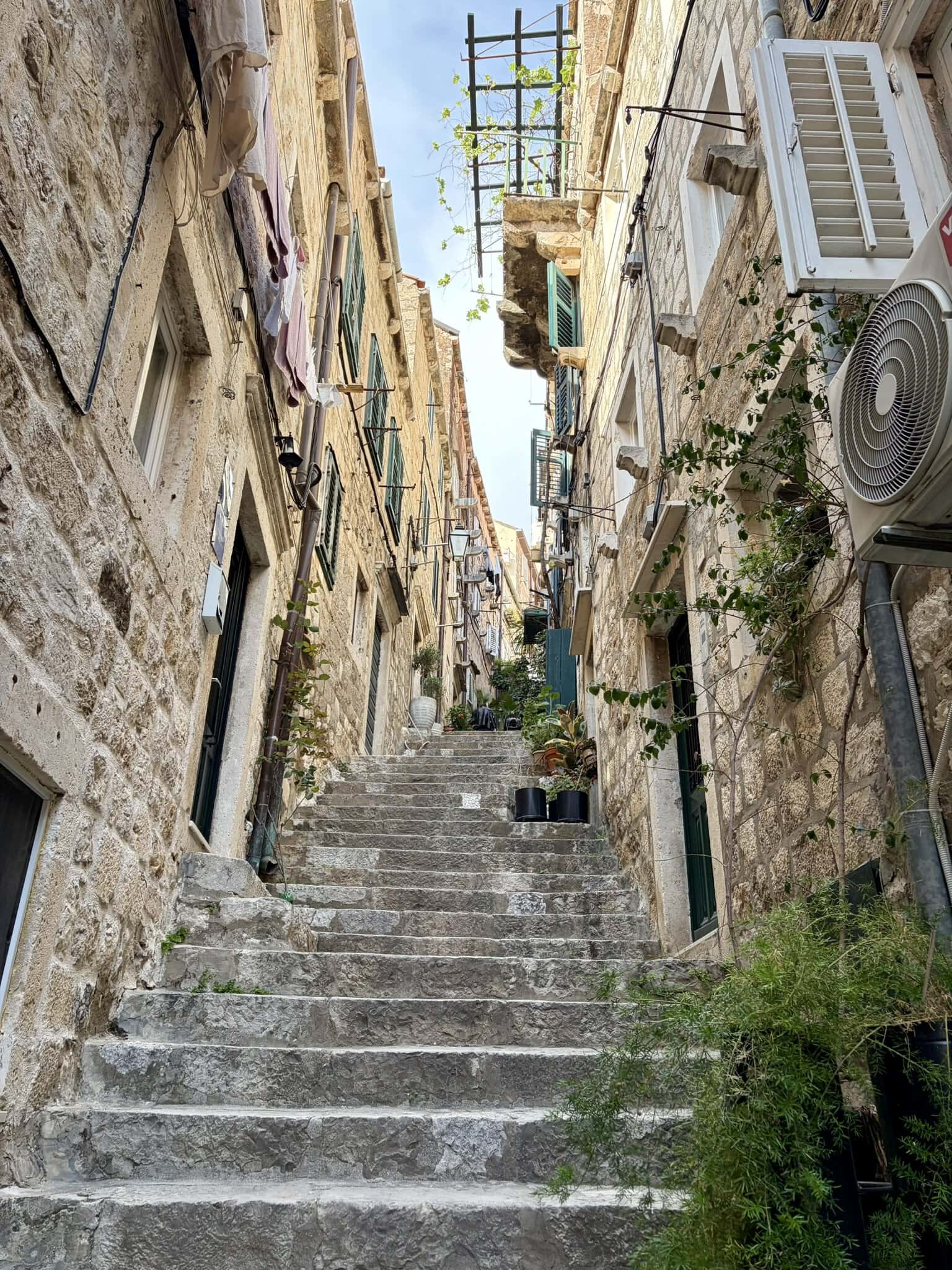 europa-roadtrip-balkan-steile-küstenroute-treppen