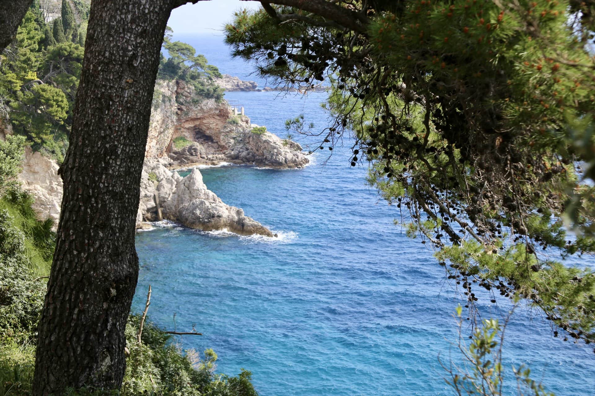 europa-roadtrip-balkan-blick-auf-meer-küstenroute