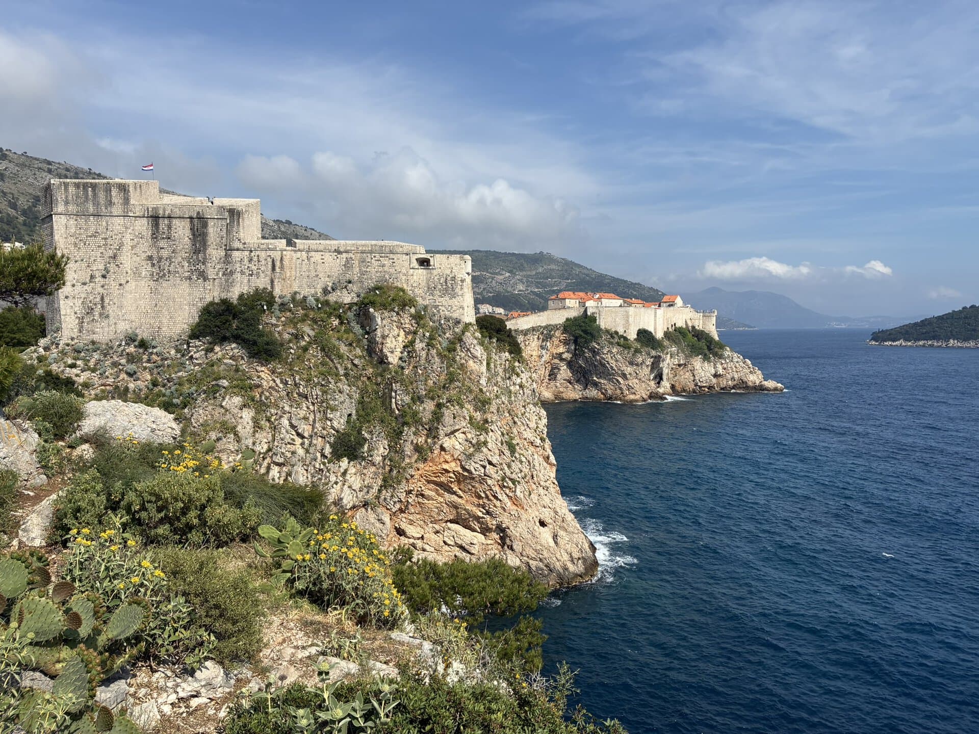 europa-felsen-roadtrip-festung-balkan-küstenroute-mittelmeer