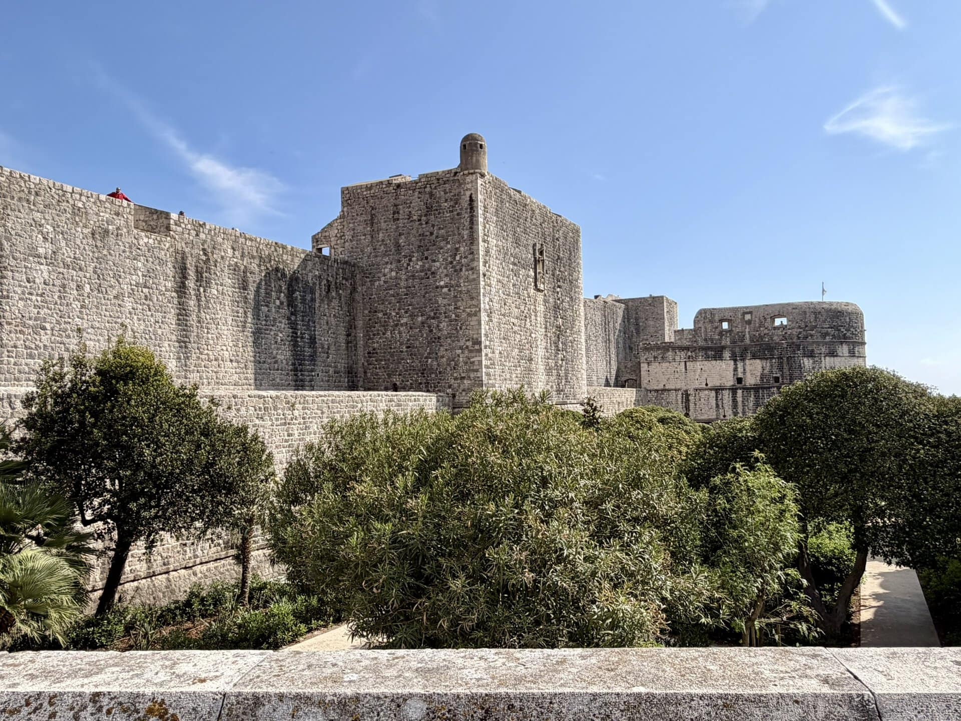 europa-steinmauer-roadtrip-balkan-festung-küstenroute