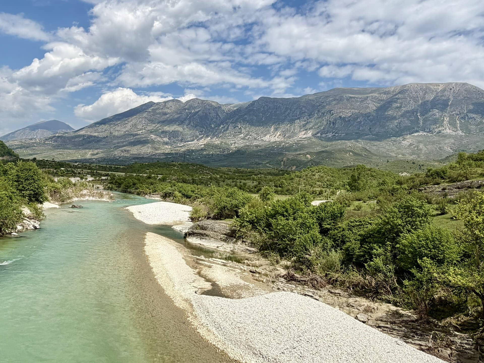 europa-roadtrip-balkan-küstenroute-flusslauf-landschaft