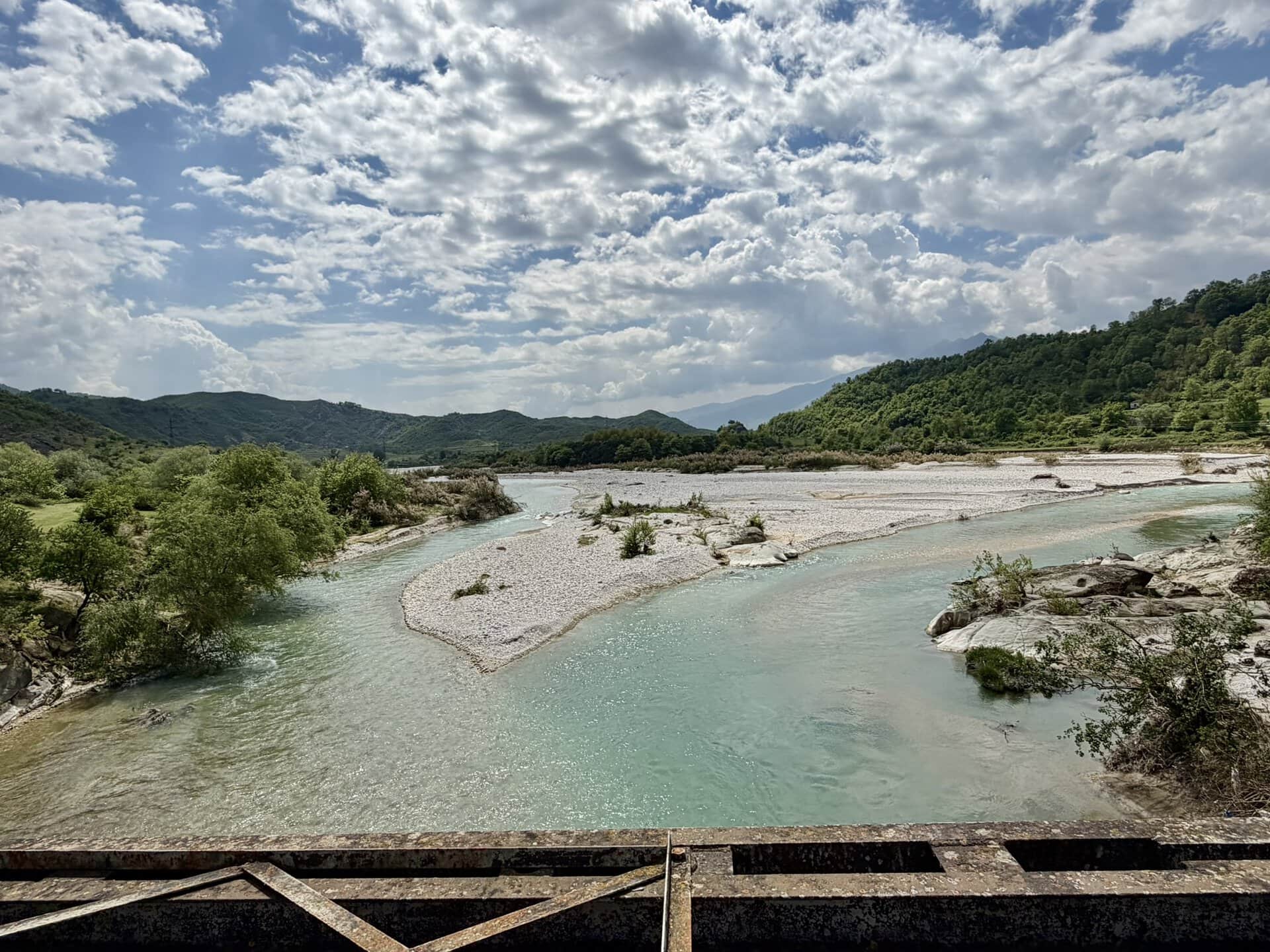 europa-roadtrip-blick-von-brücke-balkan-küstenroute