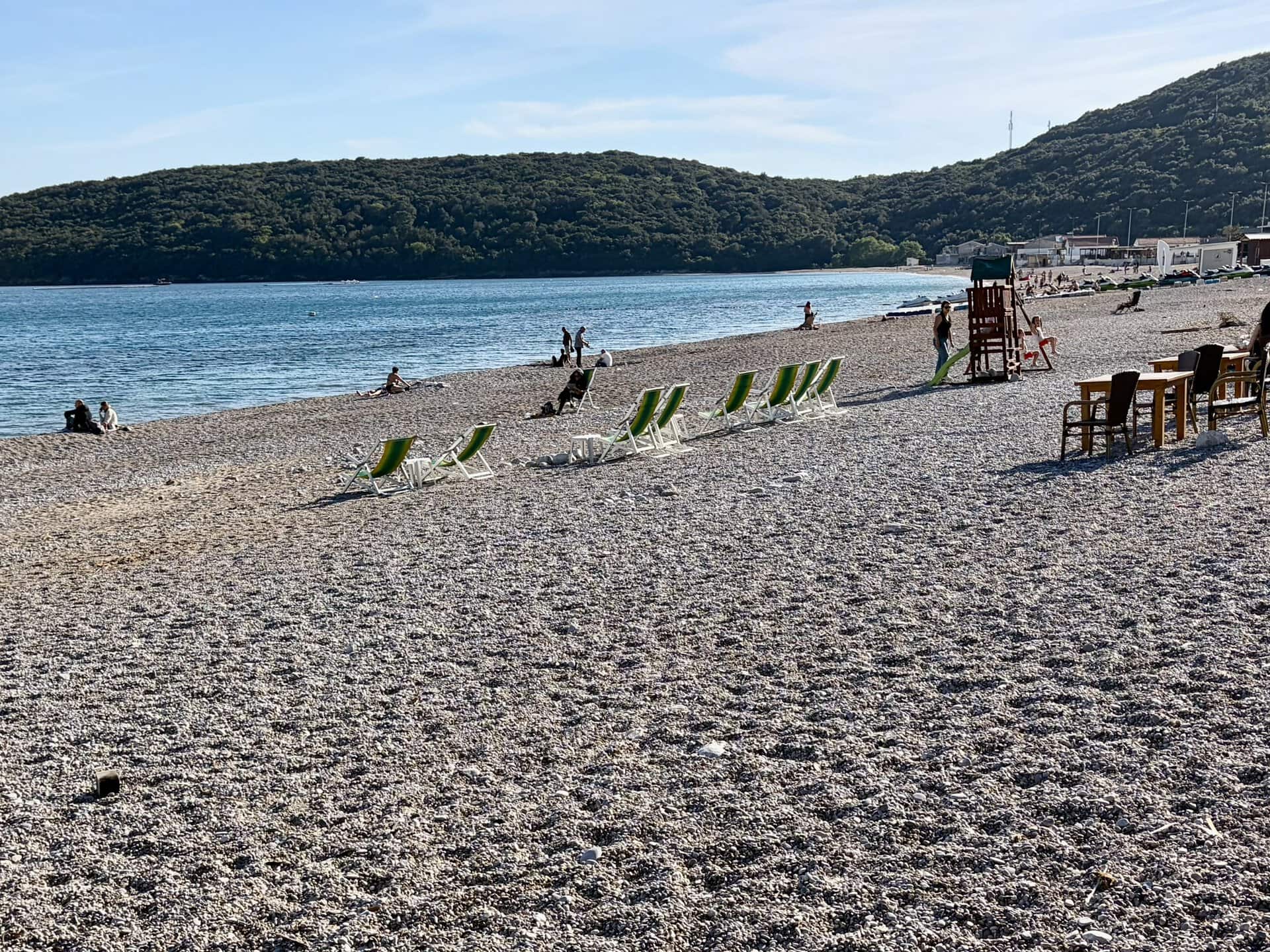 balkan-küstenroute-stühle-europa-roadtrip-kiesstrand