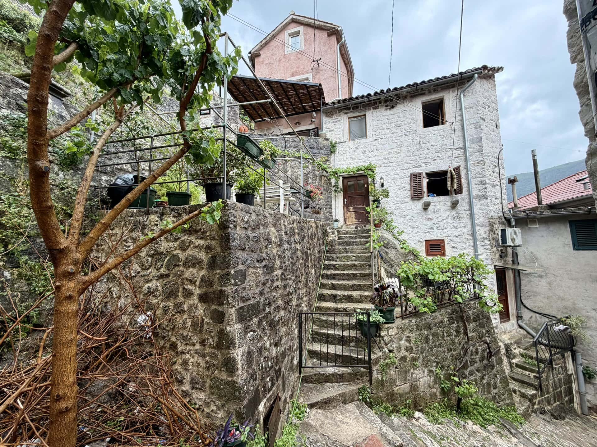 europa-roadtrip-altes-balkan-küstenroute-haus