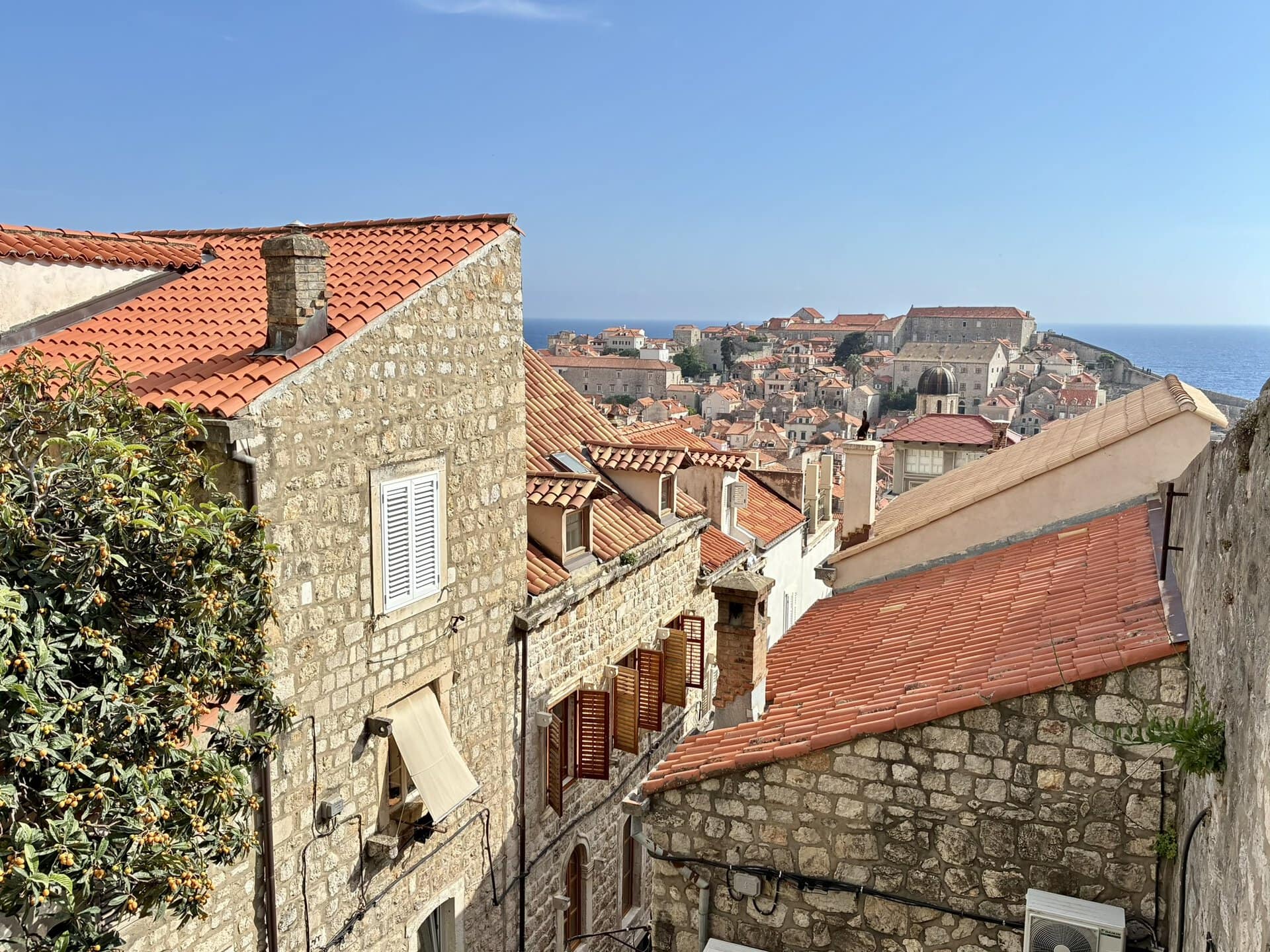 europa-steinhäuser-roadtrip-dächer-balkan-küstenroute-dubrovnik
