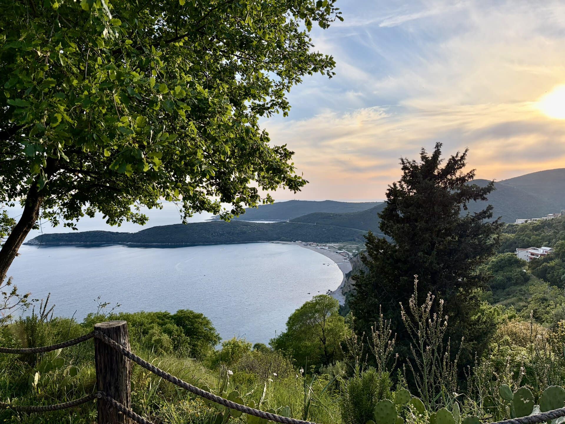 mittelmeer-europa-idyllische-bucht-roadtrip-balkan-küstenroute