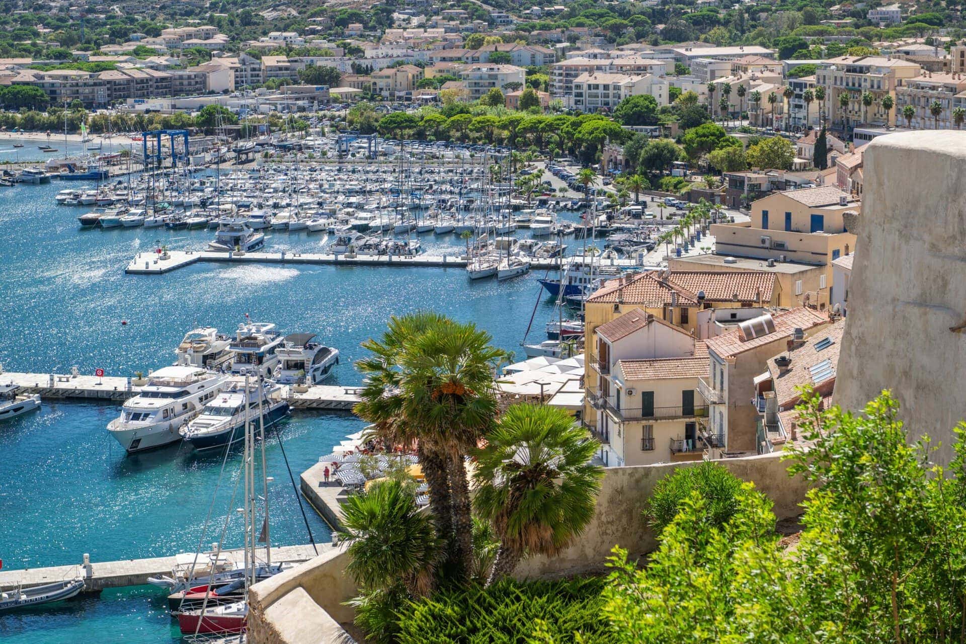Blick auf Calvi auf Korsika mit Hafen, Marina und mediterraner Küstenkulisse während der Sea Cloud Cruise