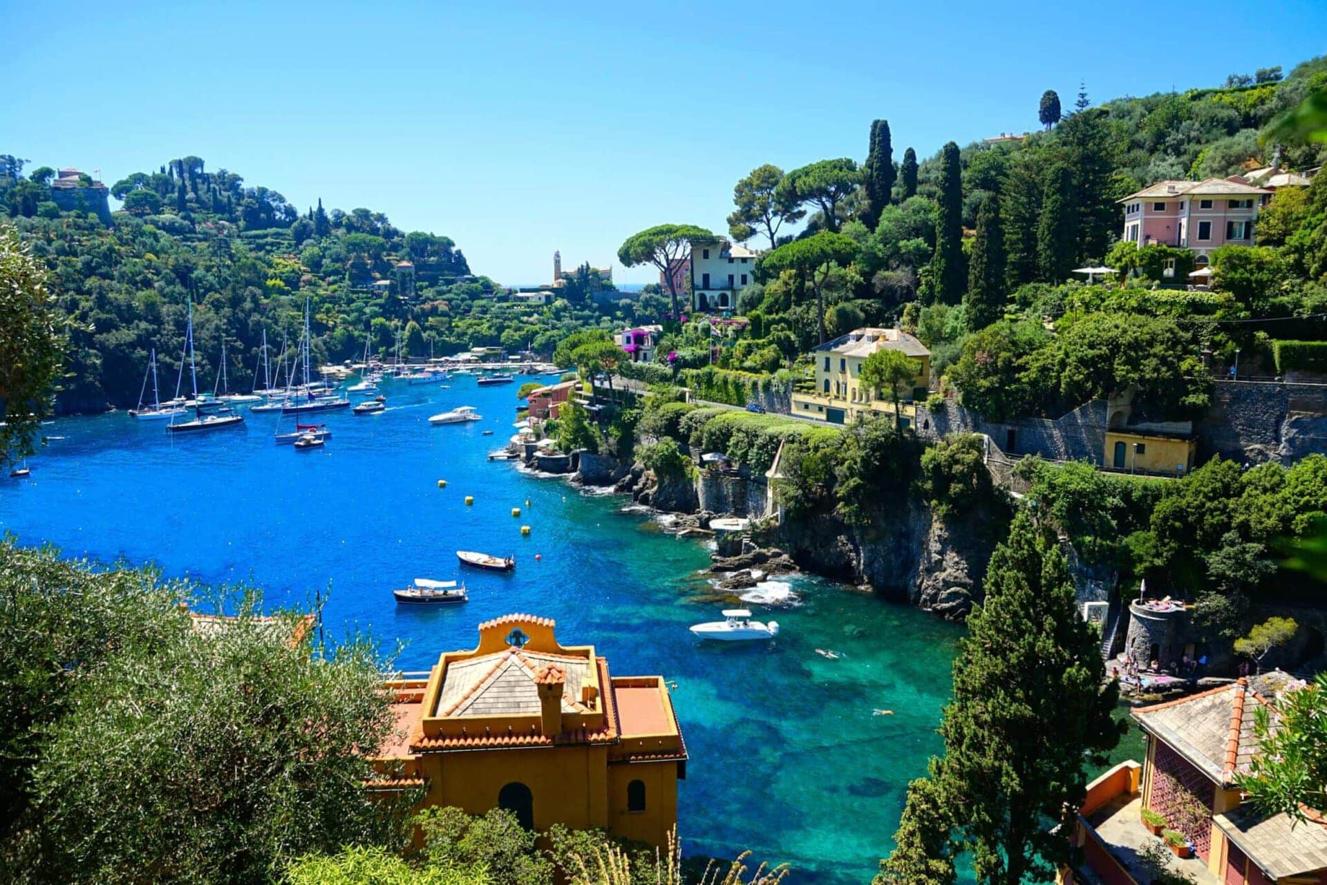 Hafen und farbenfrohe Häuser von Portofino an der italienischen Riviera während der Sea Cloud Cruise