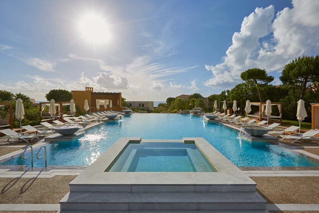 familienurlaub-luxus-Costa Navarino-westin-Pool familienurlaub-luxus-urlaub-griechenland-Costa Navarino-westin-Pool