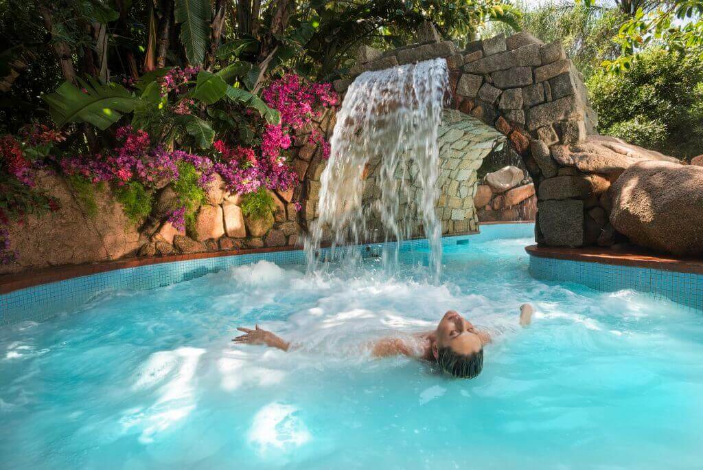 sardinien-italien-forte-viallage-Luxus-hotel-aquaforte-spa-reisespezialist familien-luxus-urlaub-sardinien-italien-forte-viallage-Luxus-hotel-aquaforte-spa-reisespezialist