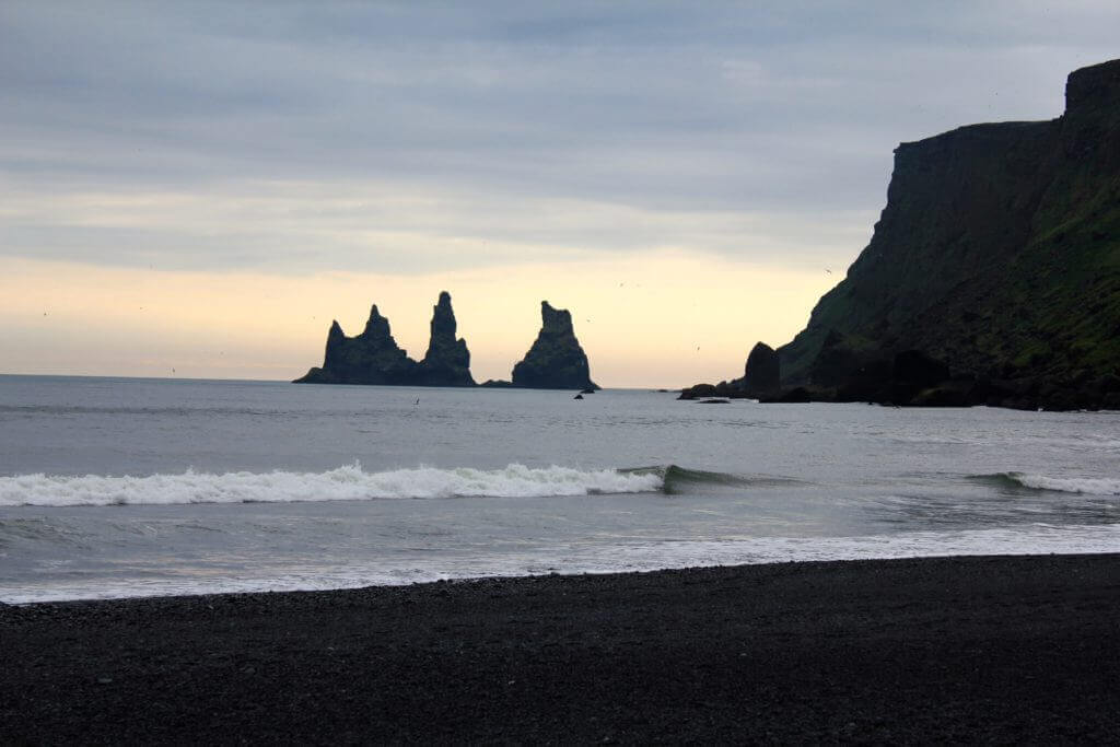 muenchen-direktfluege-island-europa-reiseziele-island-suedisland-strand-von-vik-lavasand