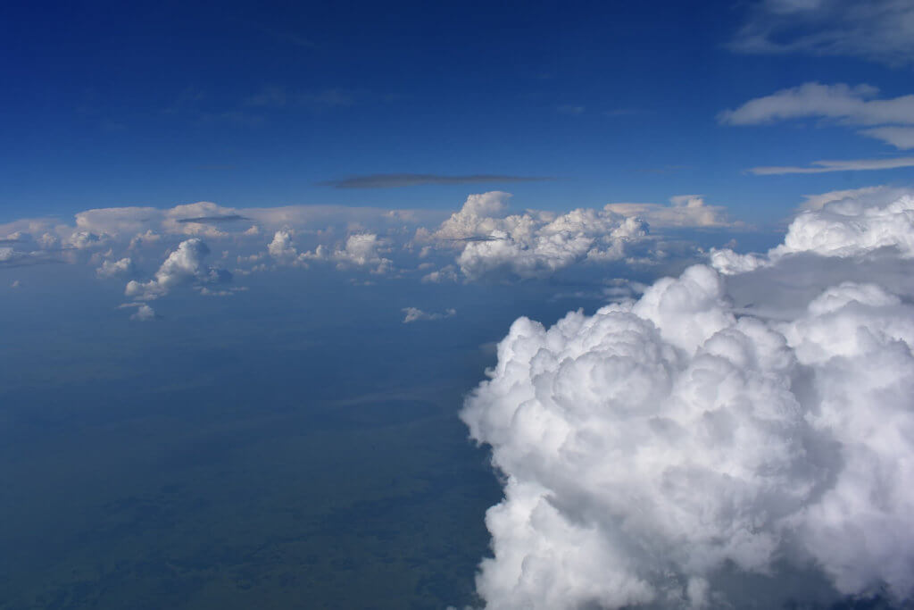 reise-planen-flugzeug-ueber-den-wolken-direktflug