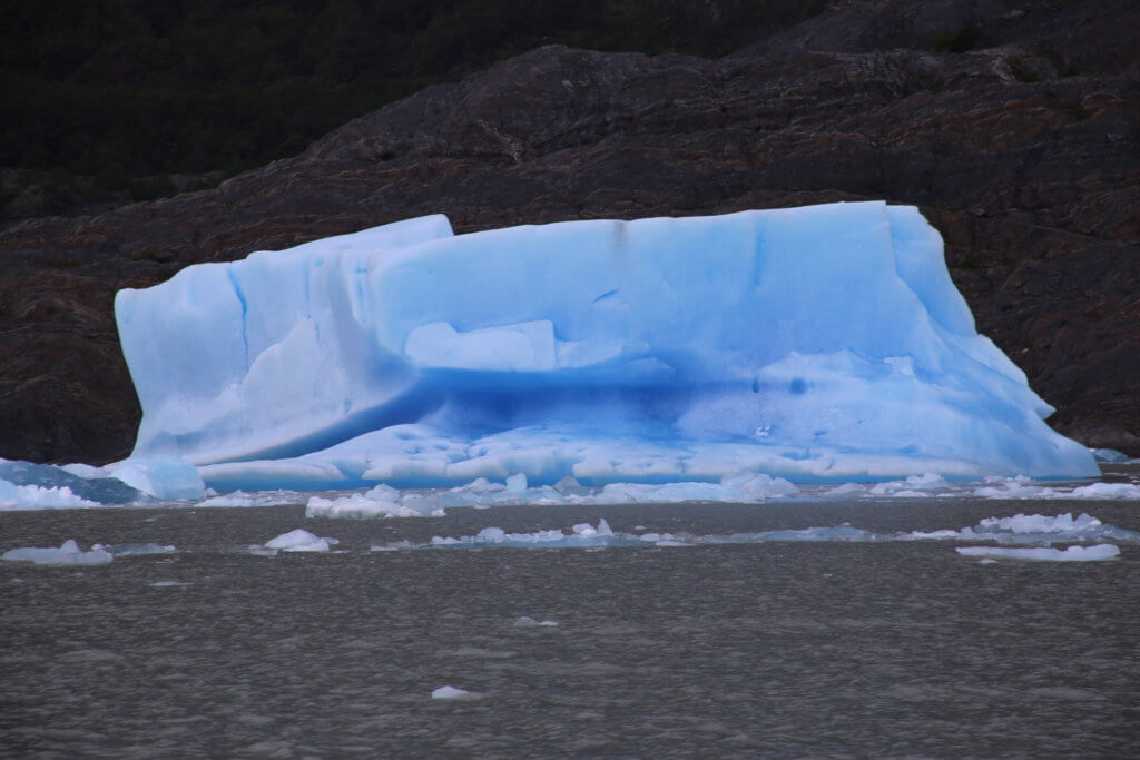 blaues-licht-eisberg-fotographieren-urlaub-hotspot-patagonien-chile-fotoshooting