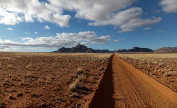 mietwagenrundreise-namibia-unterwegs-in-der-wueste-gruppenreise-namibia-afrika-reise-planen