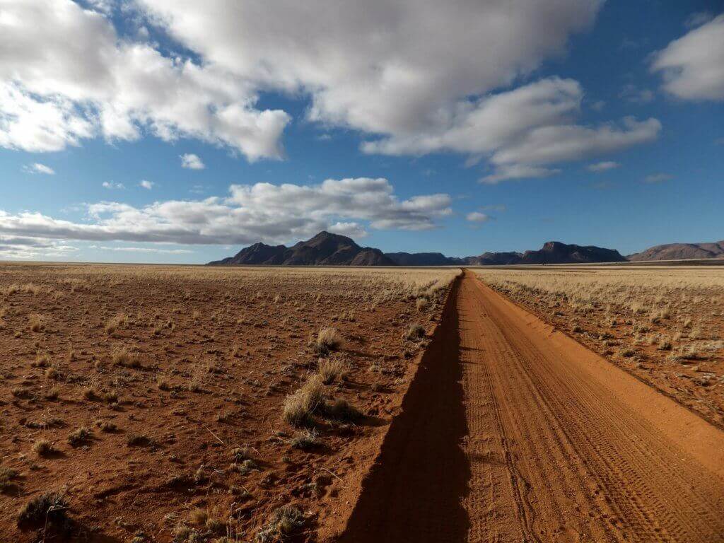 mietwagenrundreise-namibia-unterwegs-in-der-wueste-gruppenreise-namibia-afrika-reise-planen