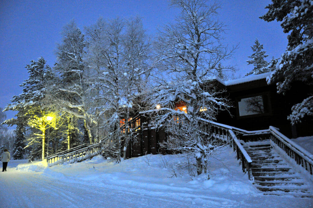 hotel-finnisch-lappland-hundeschlittentour-reise-buchen-winter-unterwegs