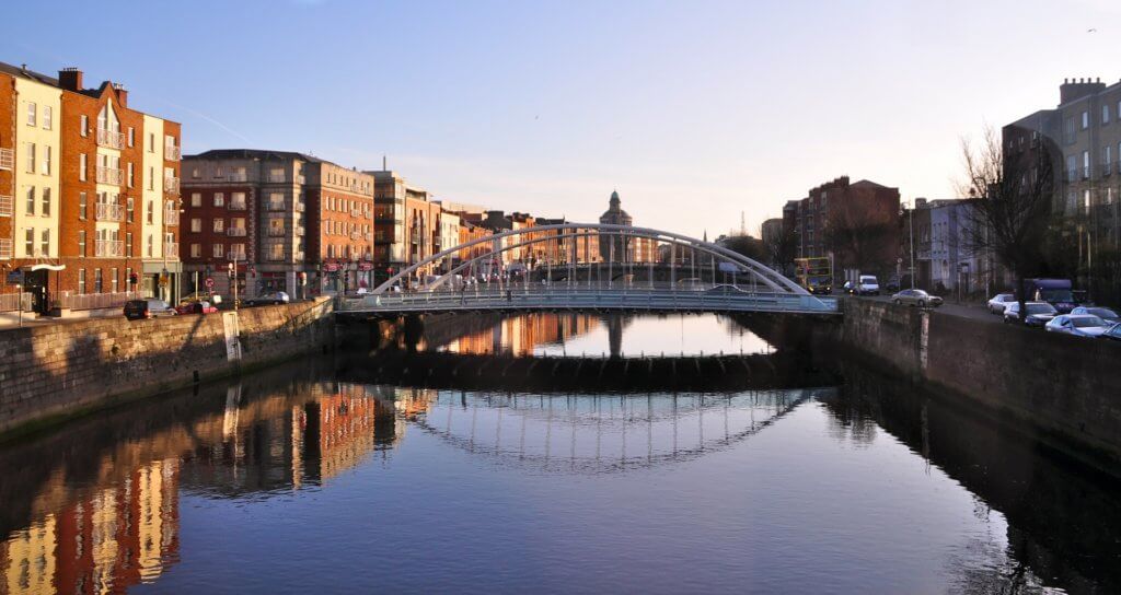 rundreise-irland-individuell-geplant-reiseexperten-mit-dem-mietwagen-Dublin-Ha´penny-Bridge