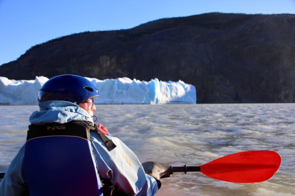 organisierte-rundreise-chile-kanu-eisberg-kajaking-kajak-gletscher-patagonien-luxusurlaub-fotoreise-fotourlaub-eisfotographie-trekkingreise-abenteuer-wanderurlaub