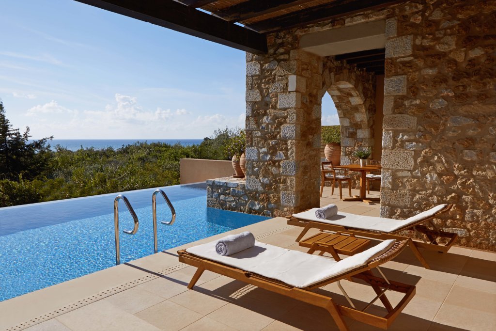 Familienurlaub-luxus-urlaub-griechenland-costa-navarino-westin-resort-Premium Infinity Suite exterior