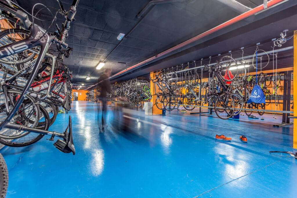radtraining-triathlon-trainingslager-mallorca-herbst-mallorca-FerrerJaneiro_ParkingBicicletas (1)