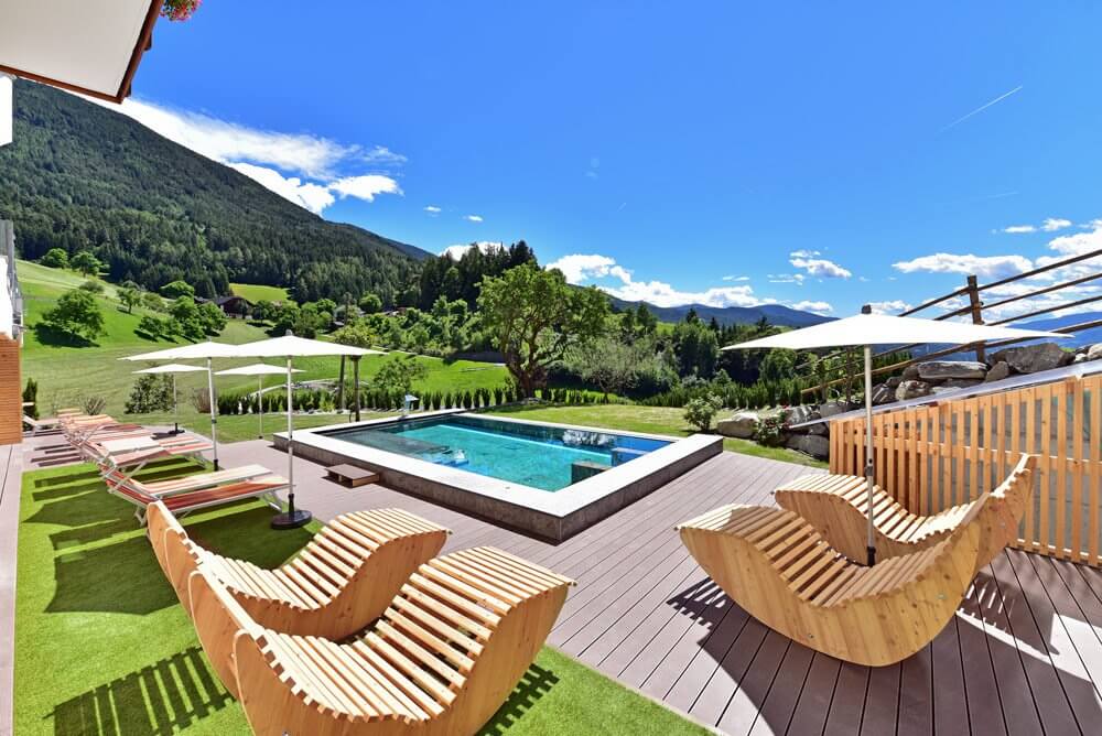 familienurlaub-suedtirol-urlaub-torgglerhof-reisespezialist-aussenpool-liegewiese-holzliegestuehle familienurlaub-suedtirol-urlaub-torgglerhof-reisespezialist-aussenpool-liegewiese-holzliegestuehle
