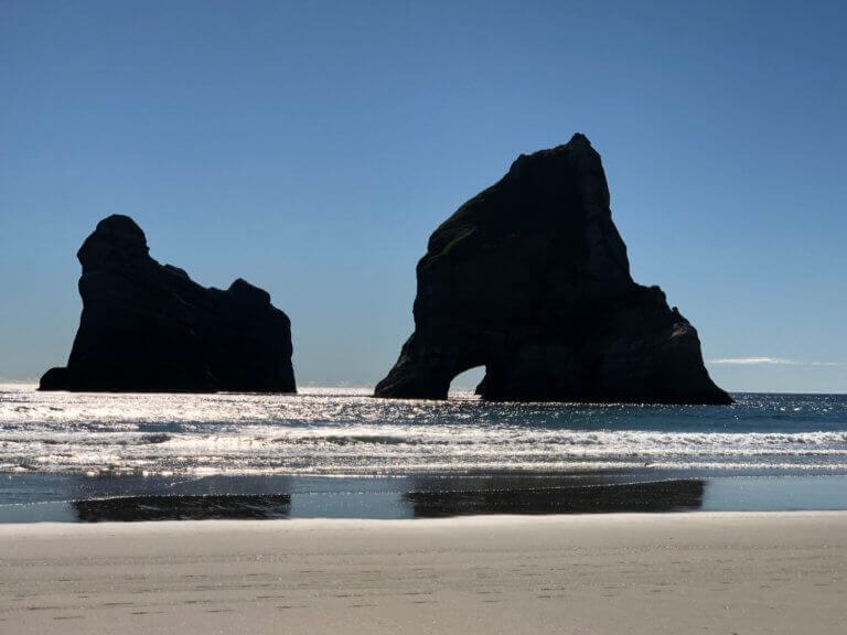 wharariki-beach-neuseeland-pic-foto-urlaub-reise-reisebüro-sicher-reisen-wandern-hikingurlaub